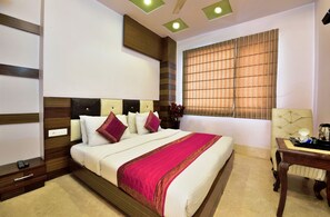 Premium bedding, memory foam beds, minibar, individually furnished - Hotel Taksh Inn (New Delhi)