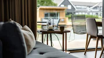 Elite Cottage | Hypo-allergenic bedding, blackout drapes, iron/ironing board, free WiFi