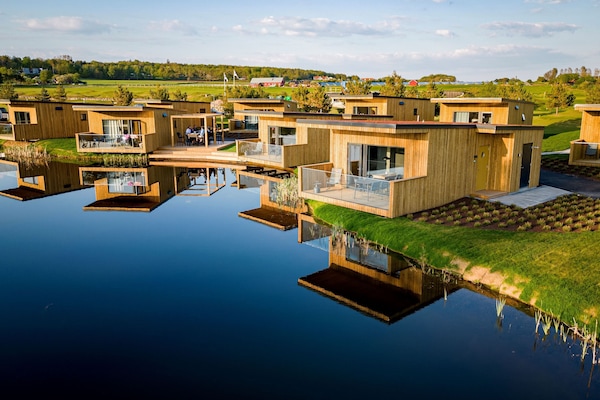 Cottage Elite | Seprai antialergi, tirai kedap cahaya, dan setrika/meja setrika