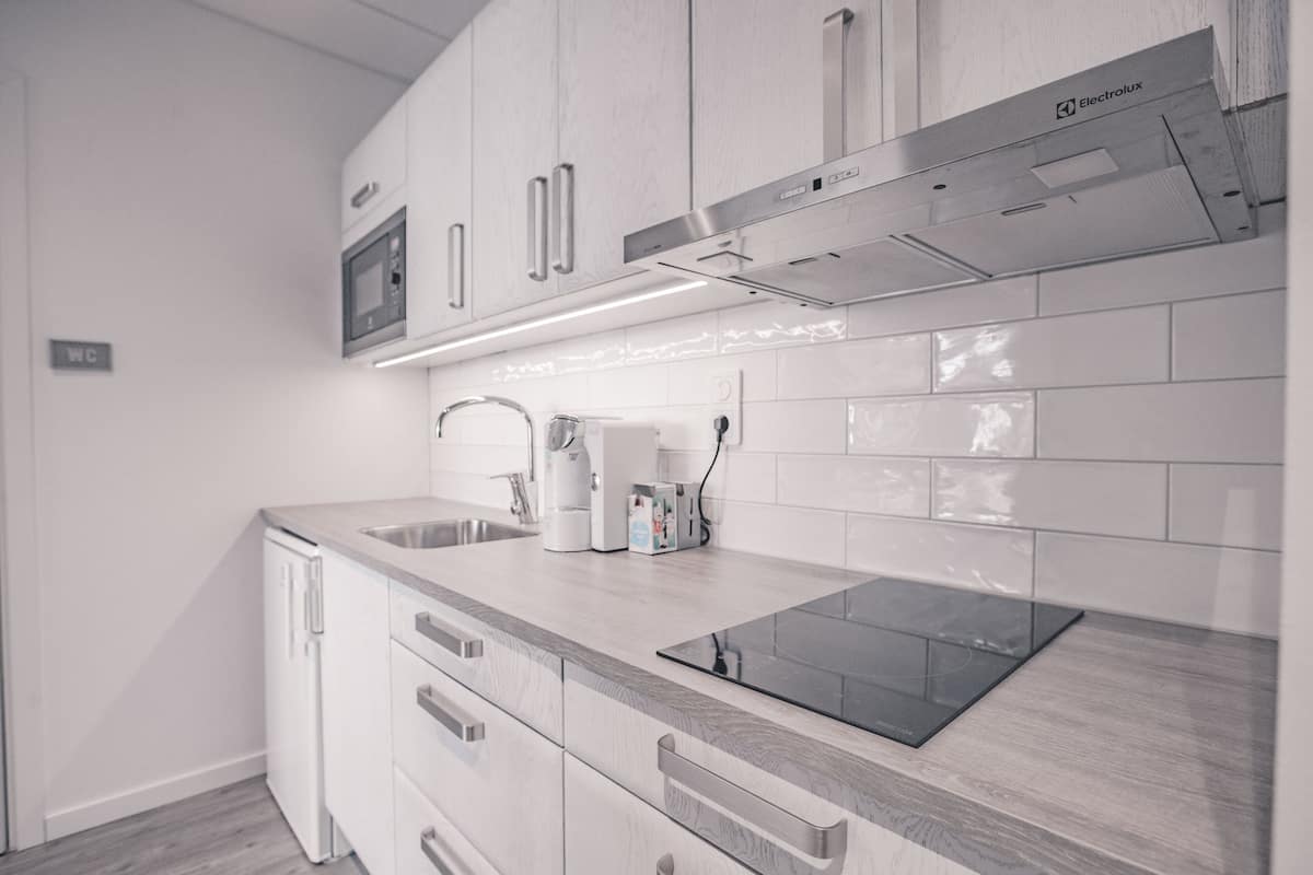 coffee/tea maker, electric kettle, high chair