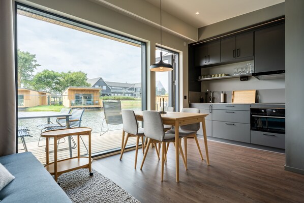 Wasserkocher mit Kaffee-/Teezubehör, Wasserkocher, Hochstuhl