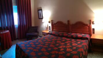 Escritorio y ropa de cama