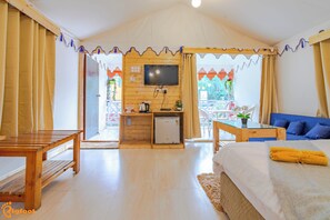 Luxury Room, Balcony, Pool View | Soundproofing, bed sheets