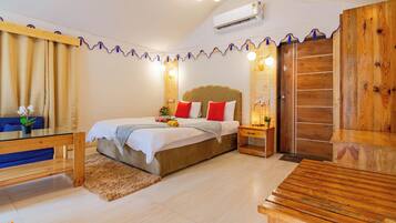 Luxury Room, Balcony, Pool View | Soundproofing, bed sheets