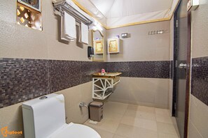 Luxury Room, Balcony, Pool View | Bathroom | Shower, towels