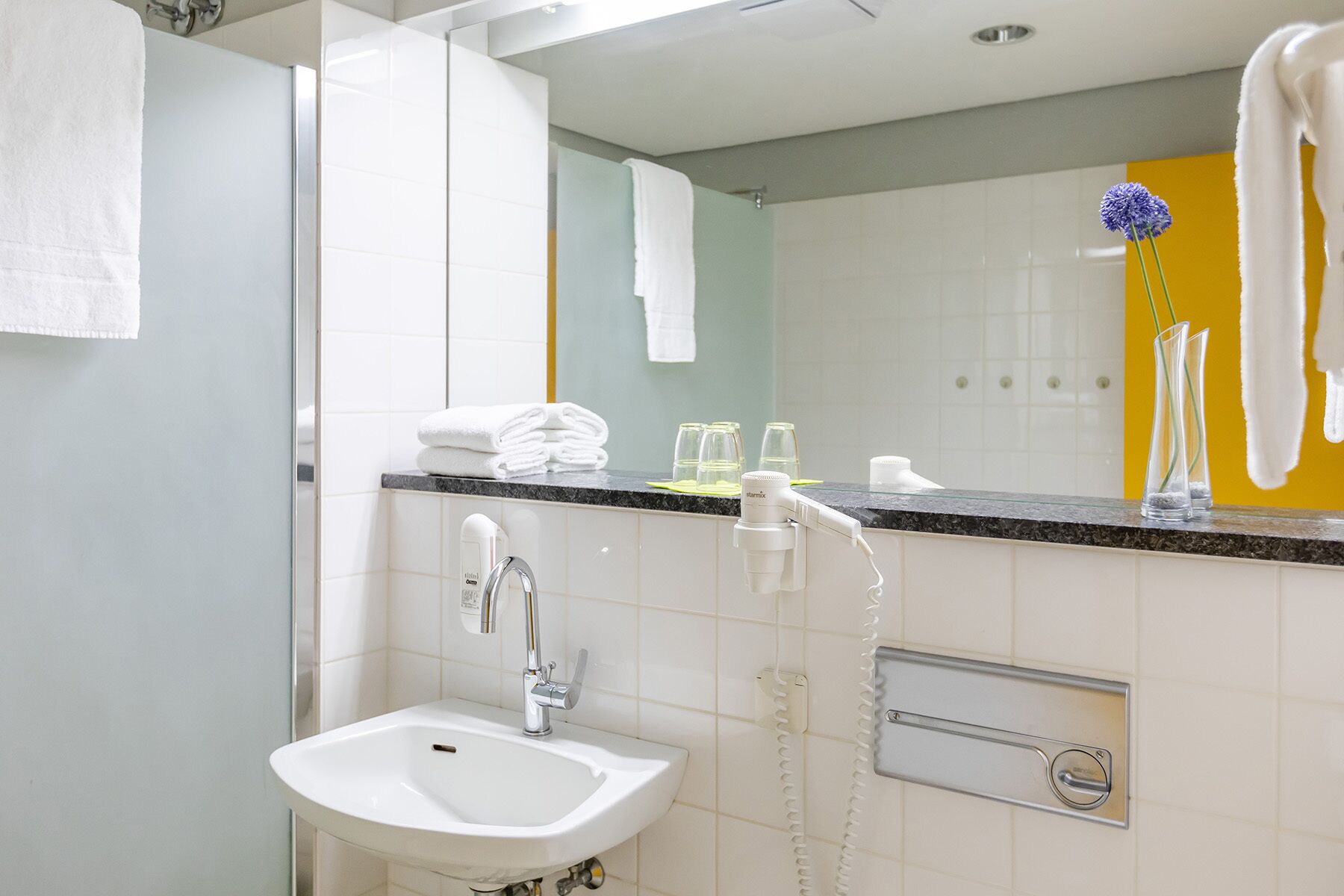 comfort double or twin room | bathroom | shower, free toiletries, towels