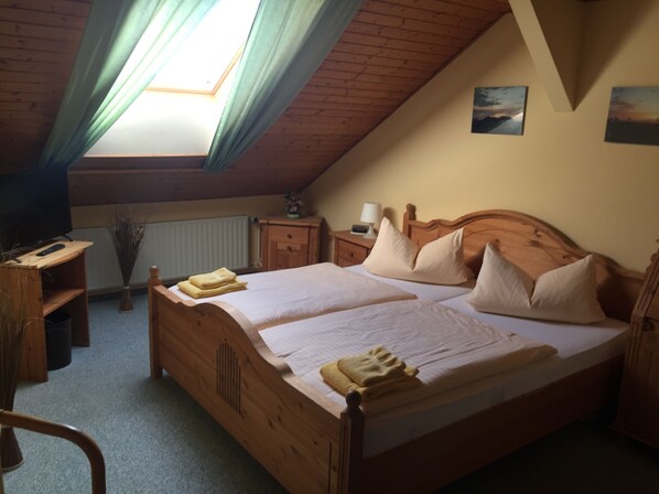 Doppelzimmer | Schreibtisch, kostenlose Babybetten, kostenloses WLAN, Bettwäsche