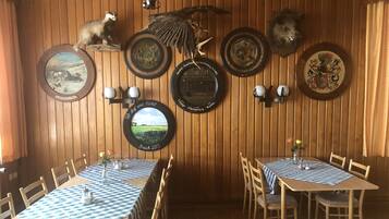 Se sirven desayunos, comidas, cenas y cocina regional