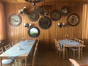 Breakfast, lunch, dinner served; Regional cuisine 