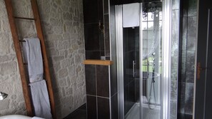 Suite (Le grenier d'Odette) | Badkamer met douche
