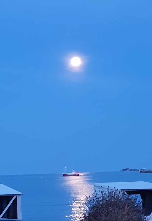 Una embarcación en aguas tranquilas bajo un cielo despejado.