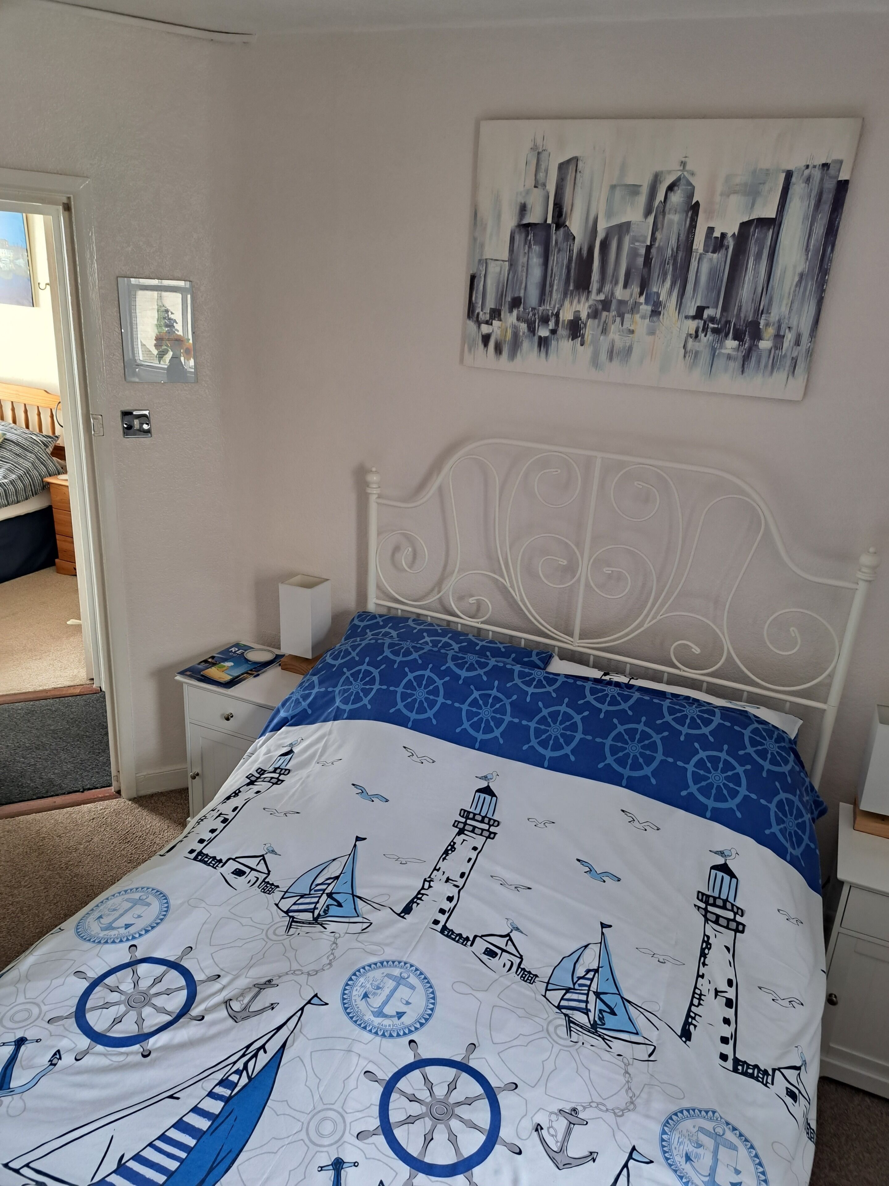Tabla de planchar con plancha, wifi y ropa de cama 