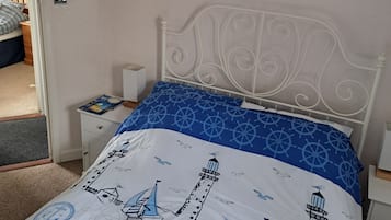 Tabla de planchar con plancha, wifi y ropa de cama