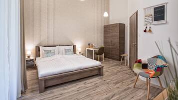 書桌、遮光窗簾/窗簾、熨斗/熨衫板、免費嬰兒床