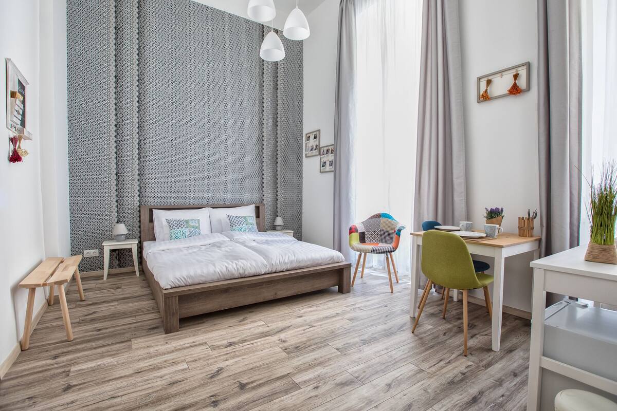 Un dormitorio moderno con una cama de madera, un escritorio y una silla.