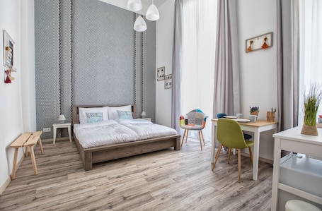 Escritorio, cortinas blackout y tabla de planchar con plancha