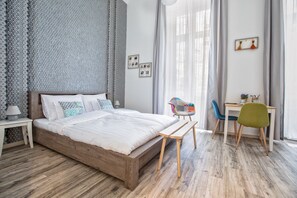 Schreibtisch, Verdunkelungsvorhänge, Bügeleisen/Bügelbrett
