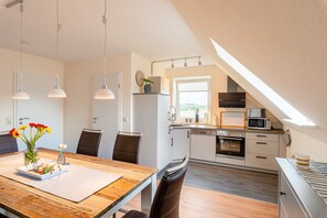 Exclusive-Apartment (Lee) | Wohnzimmer | Flachbildfernseher, Kamin, DVD-Player, Tischtennisplatte