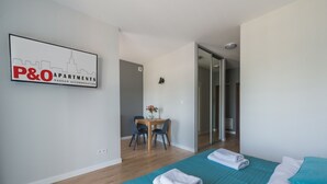 Flat-screen TV - P&O Apartments Bakalarska (Warsaw)