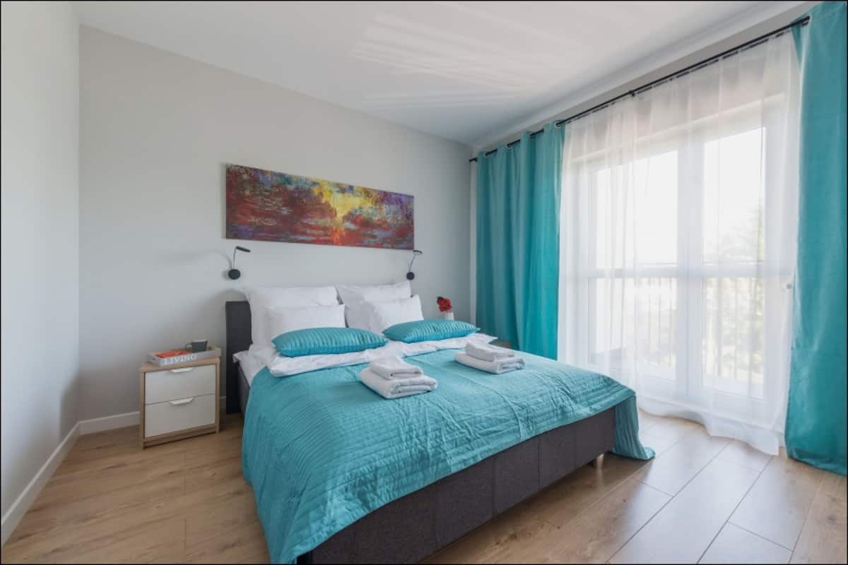 Quartos à prova de som, ferros/tábuas de passar roupa, berços grátis