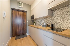 標準開放式套房, 1 張加大雙人床, 簡易廚房 | 私人小型廚房 | 電冰箱、微波爐、烤箱、爐台