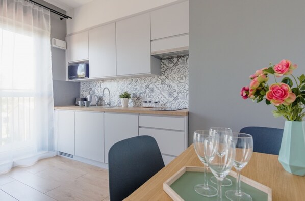 Standard Studio Suite, 1 Queen Bed | Private kitchenette | Fridge, microwave, oven, stovetop
