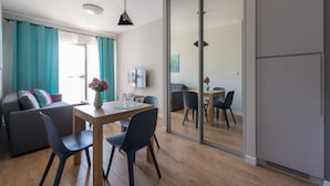 Soundproofing, iron/ironing board, free cots/infant beds - P&O Apartments Bakalarska (Warsaw)