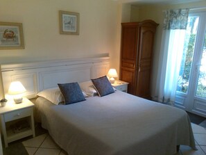 Double Room | Individually decorated, individually furnished, soundproofing, free WiFi - Sous les Pins de Nages (Nages-et-Solorgues)