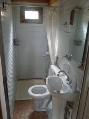 Dusche, kostenlose Toilettenartikel, Haartrockner, Hausschuhe
