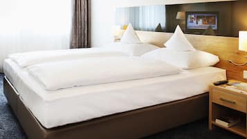 Dubbelrum | Skrivbord, mörklÀggningsgardiner, strykjÀrn/strykbrÀda och barnsÀngar