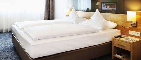 Tweepersoonskamer | Een bureau, verduisterende gordijnen, een strijkplank/strijkijzer