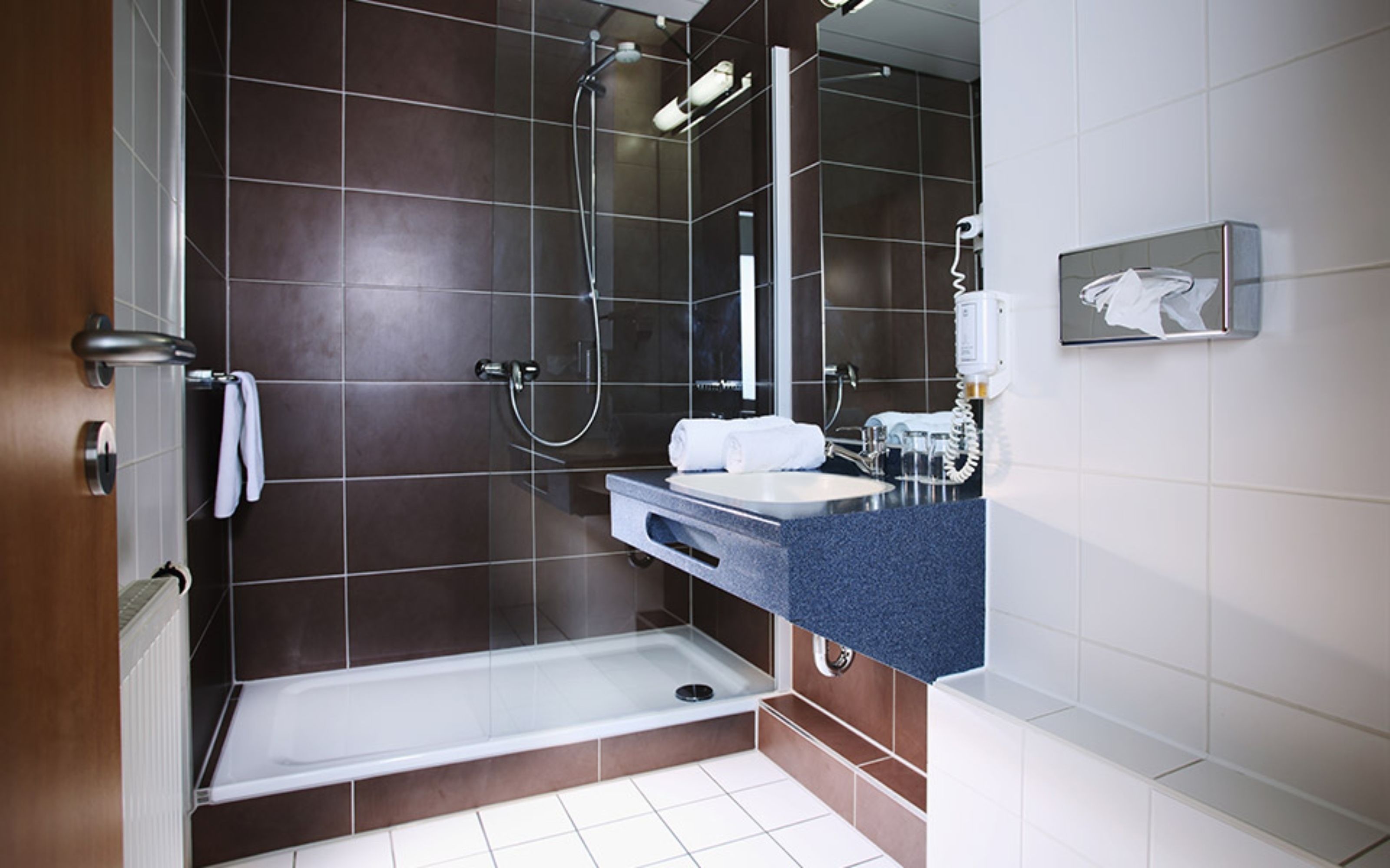 shower, free toiletries, towels