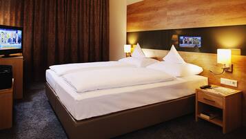 Dubbelrum | Skrivbord, mörklÀggningsgardiner, strykjÀrn/strykbrÀda och barnsÀngar