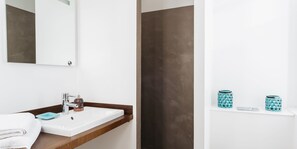 Een douche, een regendouche, gratis toiletartikelen, een haardroger