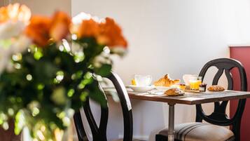 Daily continental breakfast (EUR 12.00 per person)