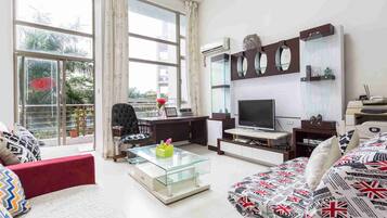 Deluxe-Apartment | Wohnbereich | Fernseher