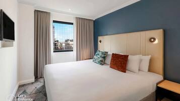 Apartment | In-room safe, desk, laptop workspace, blackout drapes