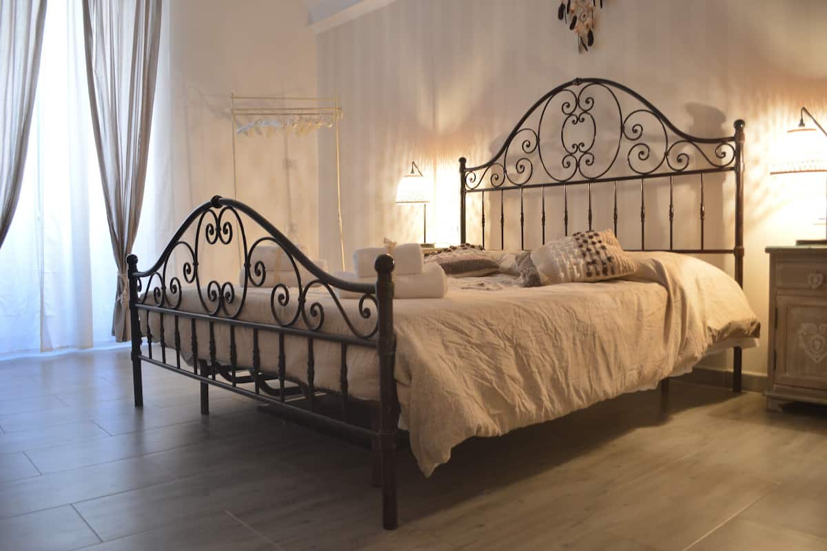 Romantik-værelse til 4 personer - privat badeværelse (camera 3) | 1 soveværelse, premium-sengetøj, dundyner, skrivebord