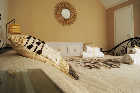 Romantic Quadruple Room, Private Bathroom (camera 3) | 1 bedroom, premium bedding, down duvets, desk - Guest House Maria (Rome)