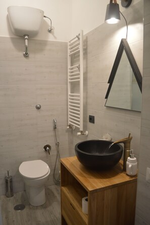 Romantic Quadruple Room, Private Bathroom (camera 3) | Bathroom | Shower, rainfall showerhead, hair dryer, bidet - Guest House Maria (Rome)