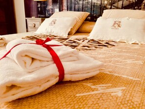 Romantic Quadruple Room, Private Bathroom (camera 3) | 1 bedroom, premium bedding, down comforters, desk - Guest House Maria (Rome)