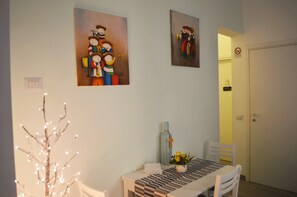 Neljän hengen deluxe-huone, oma kylpyhuone (Camera 2) | Jaettu keittiö | Kahvin-/teenkeitin