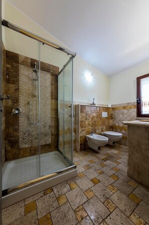 Habitación estándar | Baño | Ducha, bidé y toallas