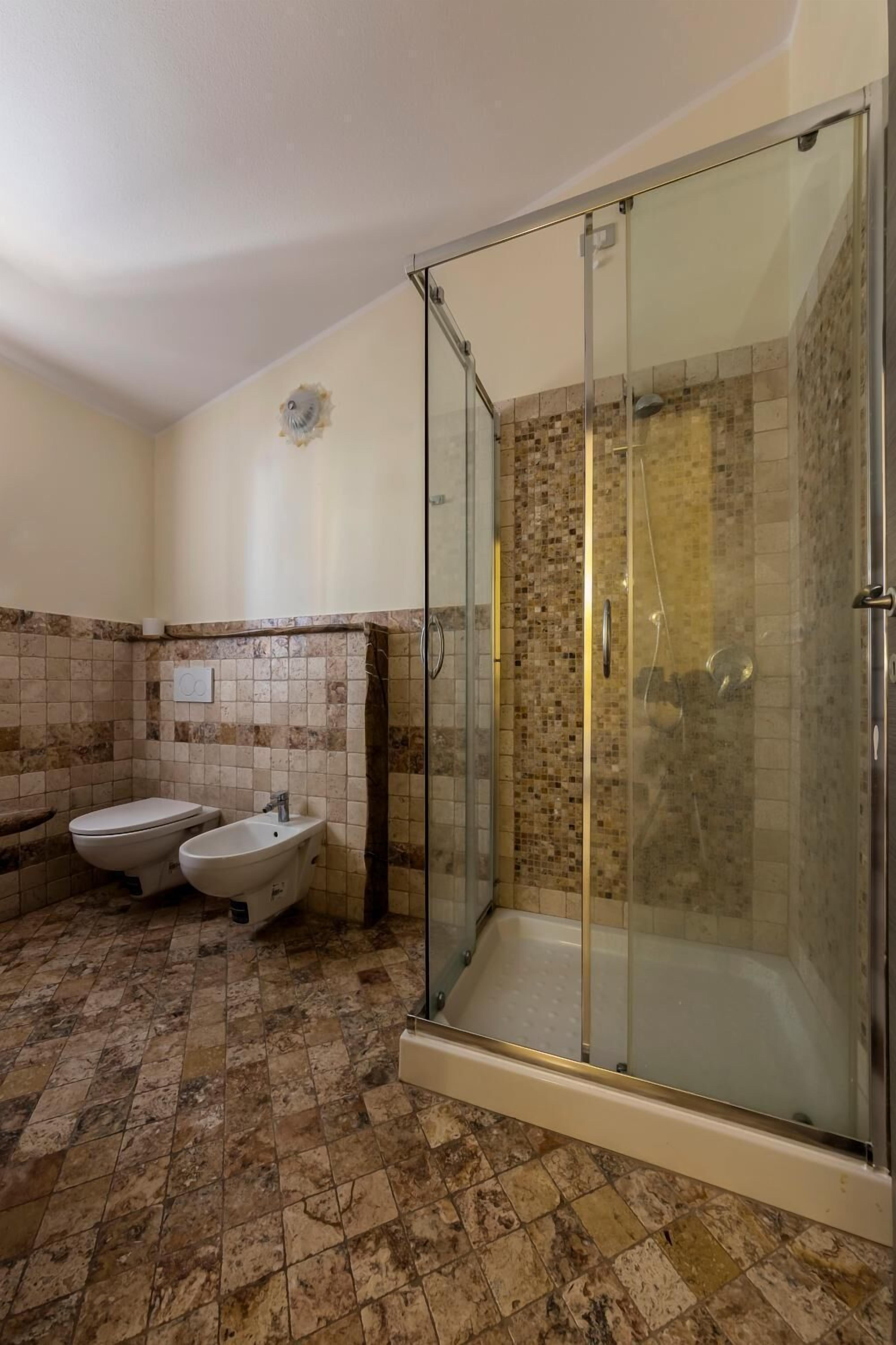 Dusche, Bidet, Handtücher