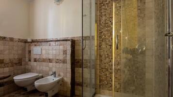 Dusche, Bidet, Handtücher
