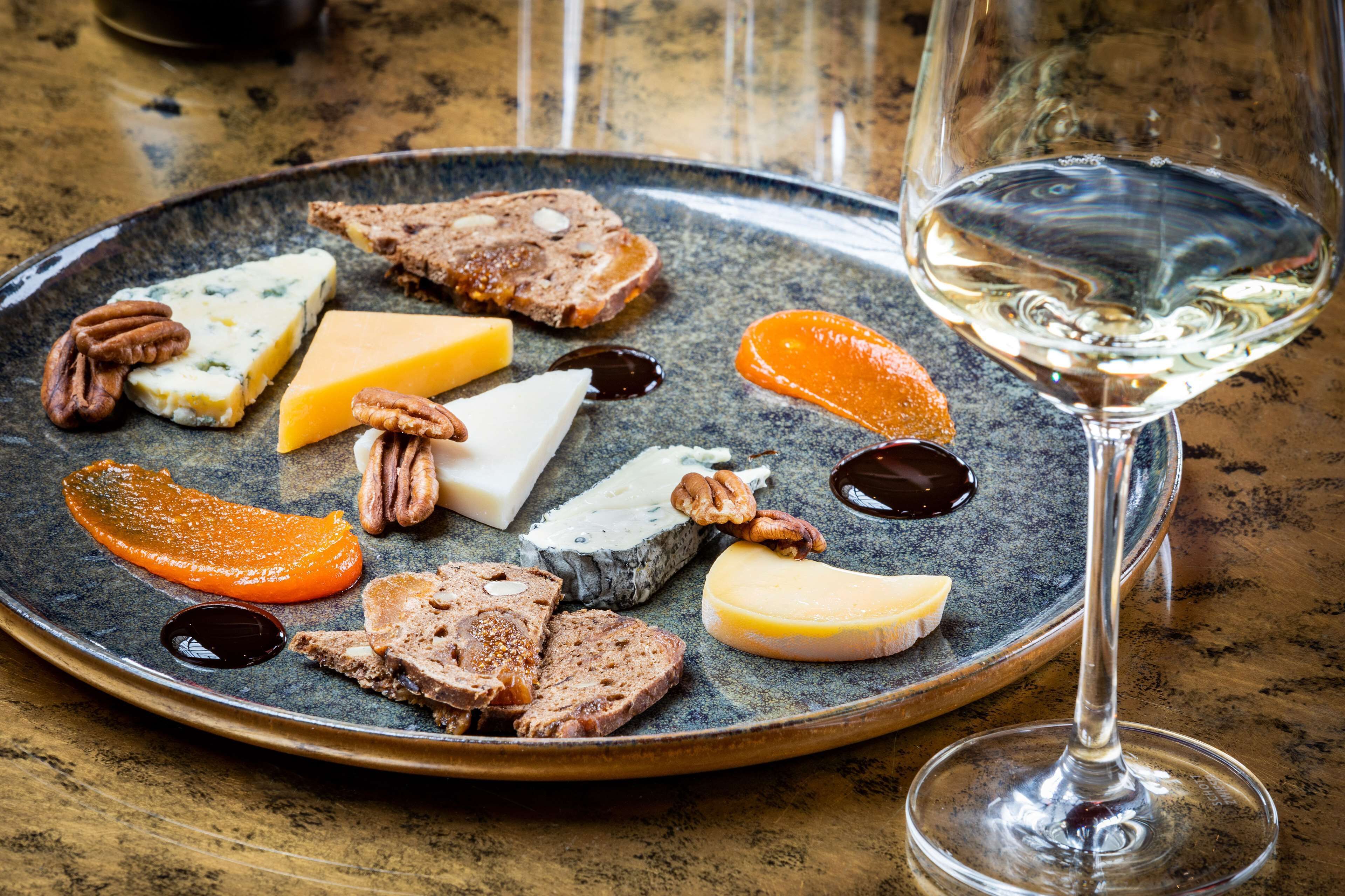 3 restaurants, lunch, dinner served; french cuisine