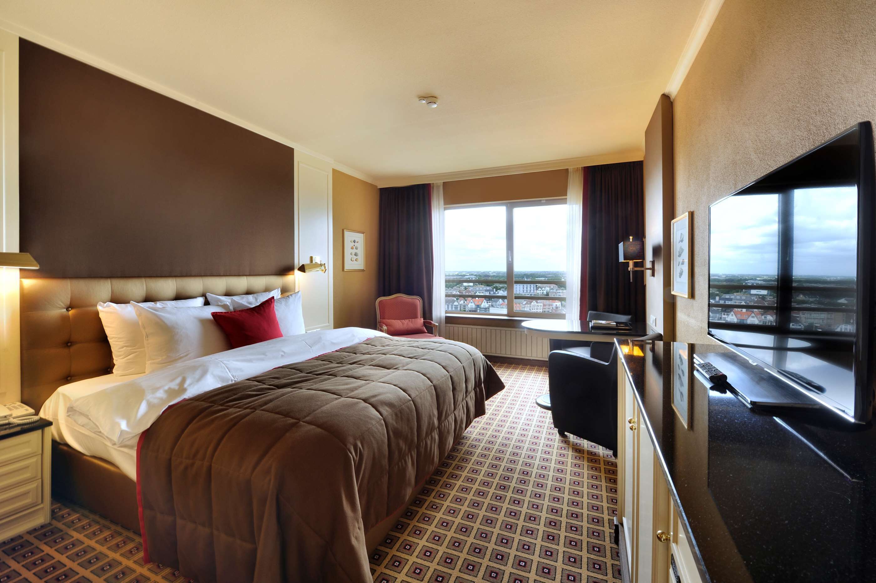 premium bedding, minibar, in-room safe, desk