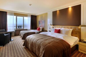 高档床上用品、迷你吧、客房内保险箱、办公桌