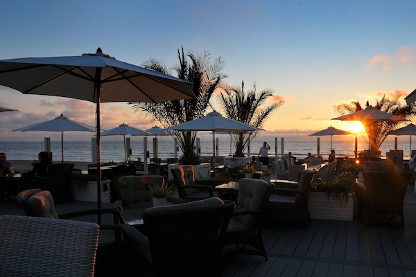 3 restaurants, lunch, dinner served; French cuisine