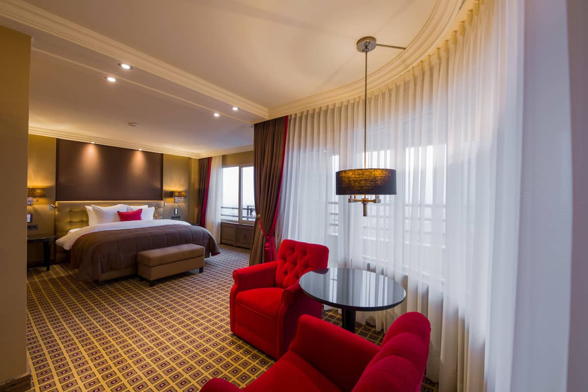 Suite, Land View | Ropa de cama de alta calidad, minibar, caja fuerte y escritorio